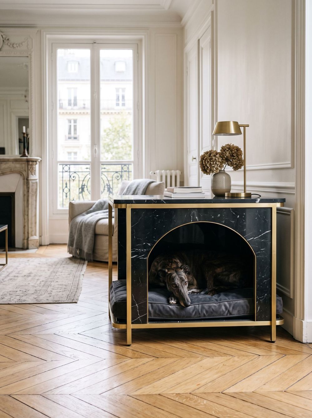 Hundehaus als schwarzer Marmor-Beistelltisch im Pariser Wohnzimmer
